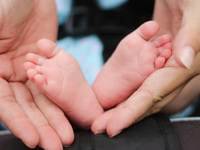 baby-feet-in-hands